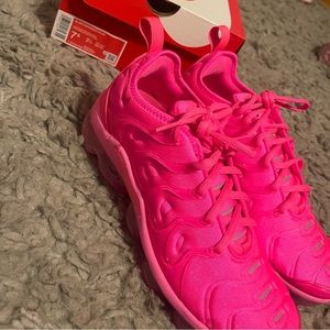 Nike women’s hyper pink air vapormax plus sneakers
